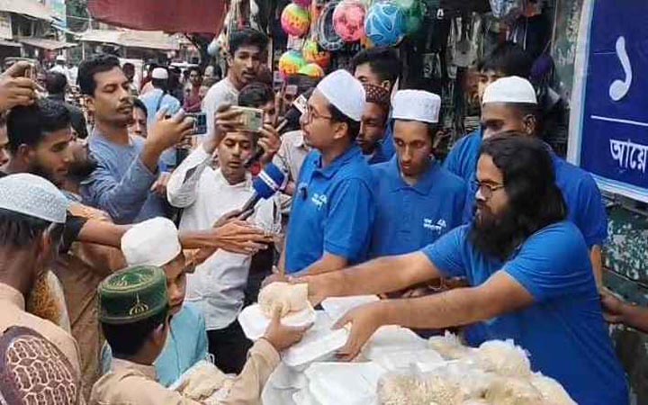 পটুয়াখালীতে দুই শতাধিক মানুষের মাঝে ১ টাকায় ইফতার বিতরণ